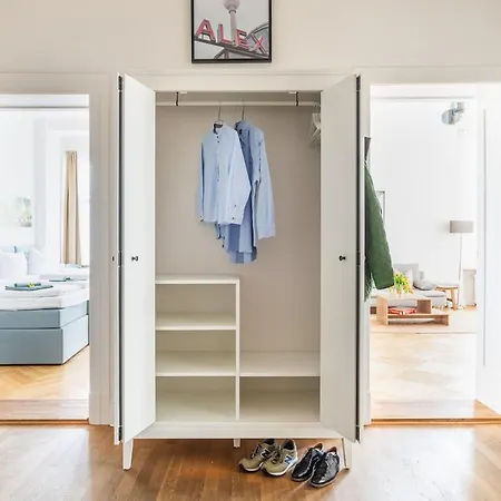 Apartment Kaiser 04 By Rockchair L Superhost Status L 3 Bedrooms Boxspringbeds 2 Bathrooms L Cozy Family & Business Flair 155 Sqm 3 Balcony 4th Floor Elevator Up To 10 Guests Welcomes You! *