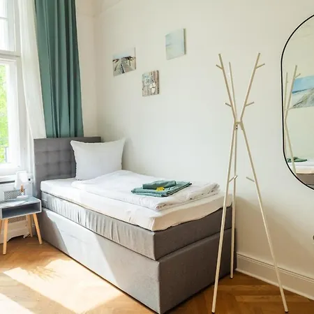 Kaiser 04 By Rockchair L Superhost Status L 3 Bedrooms Boxspringbeds 2 Bathrooms L Cozy Family & Business Flair 155 Sqm 3 Balcony 4th Floor Elevator Up To 10 Guests Welcomes You! דירה *