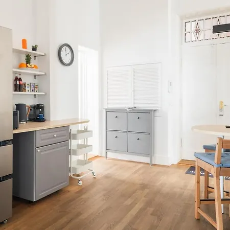 Kaiser 04 By Rockchair L Superhost Status L 3 Bedrooms Boxspringbeds 2 Bathrooms L Cozy Family & Business Flair 155 Sqm 3 Balcony 4th Floor Elevator Up To 10 Guests Welcomes You! ברלין