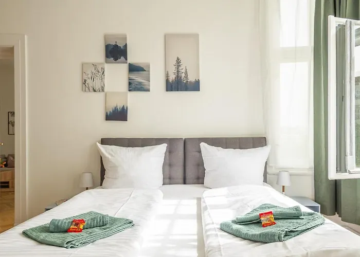 Kaiser 04 By Rockchair L Superhost Status L 3 Bedrooms Boxspringbeds 2 Bathrooms L Cozy Family & Business Flair 155 Sqm 3 Balcony 4th Floor Elevator Up To 10 Guests Welcomes You! דירה ברלין