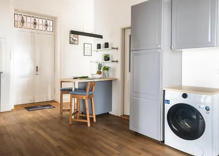 Kaiser 04 By Rockchair L Superhost Status L 3 Bedrooms Boxspringbeds 2 Bathrooms L Cozy Family & Business Flair 155 Sqm 3 Balcony 4th Floor Elevator Up To 10 Guests Welcomes You! * برلين