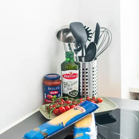 Kaiser 04 By Rockchair L Superhost Status L 3 Bedrooms Boxspringbeds 2 Bathrooms L Cozy Family & Business Flair 155 Sqm 3 Balcony 4th Floor Elevator Up To 10 Guests Welcomes You! * 베를린