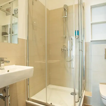 Kaiser 04 By Rockchair L Superhost Status L 3 Bedrooms Boxspringbeds 2 Bathrooms L Cozy Family & Business Flair 155 Sqm 3 Balcony 4th Floor Elevator Up To 10 Guests Welcomes You! *