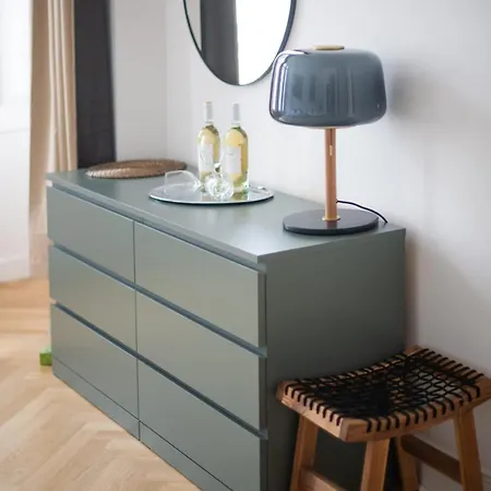 Kaiser 04 By Rockchair L Superhost Status L 3 Bedrooms Boxspringbeds 2 Bathrooms L Cozy Family & Business Flair 155 Sqm 3 Balcony 4th Floor Elevator Up To 10 Guests Welcomes You! *