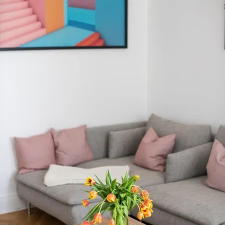 Kaiser 04 By Rockchair L Superhost Status L 3 Bedrooms Boxspringbeds 2 Bathrooms L Cozy Family & Business Flair 155 Sqm 3 Balcony 4th Floor Elevator Up To 10 Guests Welcomes You! *