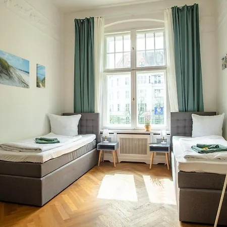 Kaiser 04 By Rockchair L Superhost Status L 3 Bedrooms Boxspringbeds 2 Bathrooms L Cozy Family & Business Flair 155 Sqm 3 Balcony 4th Floor Elevator Up To 10 Guests Welcomes You! Apartment Berlin