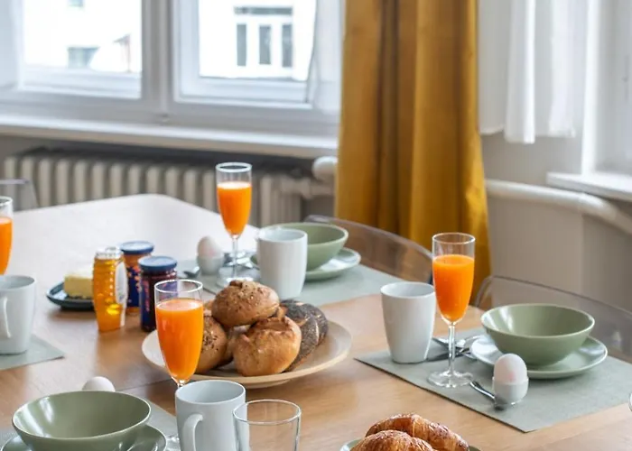 Kaiser 04 By Rockchair L Superhost Status L 3 Bedrooms Boxspringbeds 2 Bathrooms L Cozy Family & Business Flair 155 Sqm 3 Balcony 4th Floor Elevator Up To 10 Guests Welcomes You! Berlino