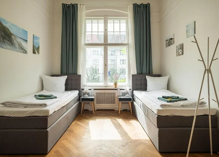 Appartamento Kaiser 04 By Rockchair L Superhost Status L 3 Bedrooms Boxspringbeds 2 Bathrooms L Cozy Family & Business Flair 155 Sqm 3 Balcony 4th Floor Elevator Up To 10 Guests Welcomes You! Berlino