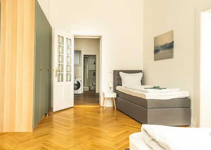Appartamento Kaiser 04 By Rockchair L Superhost Status L 3 Bedrooms Boxspringbeds 2 Bathrooms L Cozy Family & Business Flair 155 Sqm 3 Balcony 4th Floor Elevator Up To 10 Guests Welcomes You!
