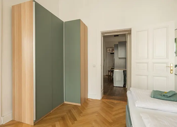 Kaiser 04 By Rockchair L Superhost Status L 3 Bedrooms Boxspringbeds 2 Bathrooms L Cozy Family & Business Flair 155 Sqm 3 Balcony 4th Floor Elevator Up To 10 Guests Welcomes You! Appartamento Berlino