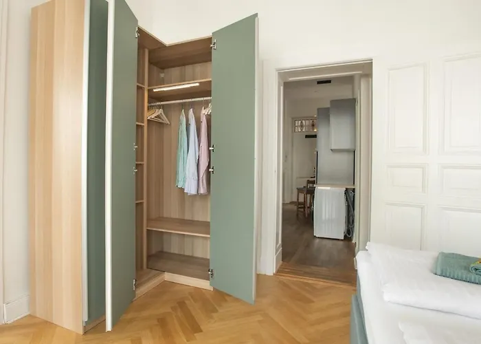 Kaiser 04 By Rockchair L Superhost Status L 3 Bedrooms Boxspringbeds 2 Bathrooms L Cozy Family & Business Flair 155 Sqm 3 Balcony 4th Floor Elevator Up To 10 Guests Welcomes You! Appartamento Berlino