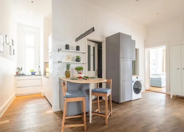 Appartamento Kaiser 04 By Rockchair L Superhost Status L 3 Bedrooms Boxspringbeds 2 Bathrooms L Cozy Family & Business Flair 155 Sqm 3 Balcony 4th Floor Elevator Up To 10 Guests Welcomes You! Berlino