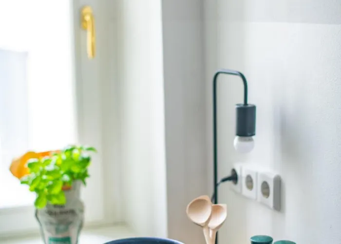 Kaiser 04 By Rockchair L Superhost Status L 3 Bedrooms Boxspringbeds 2 Bathrooms L Cozy Family & Business Flair 155 Sqm 3 Balcony 4th Floor Elevator Up To 10 Guests Welcomes You! * Berlino